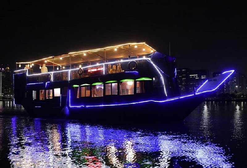 Прогулка с ужином на арабской лодке в Абу-Даби 1