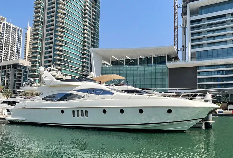 Аренда яхты «Azimut Princess 68 футов» с капитаном в Дубай Марина