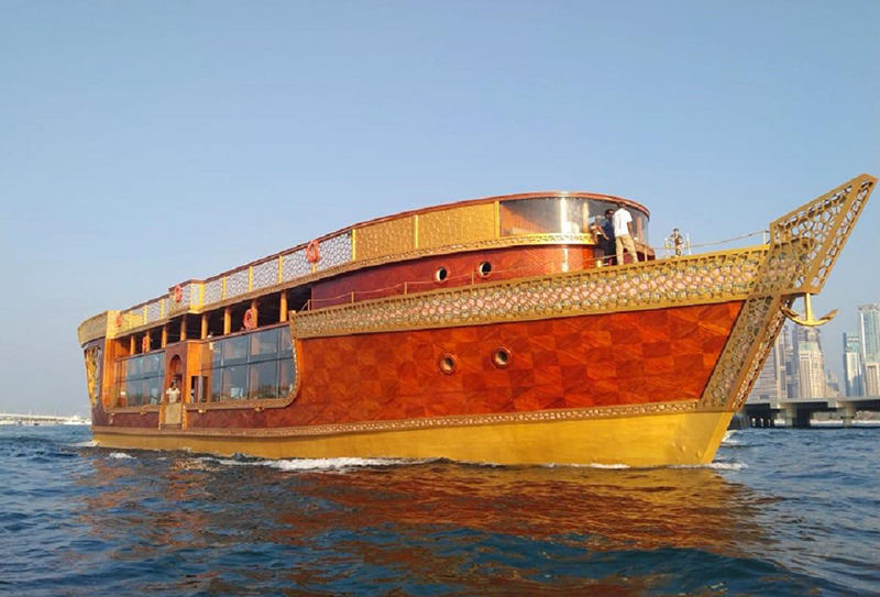 Круиз на мега доу Ocean Empress с ужином в Дубай Марина